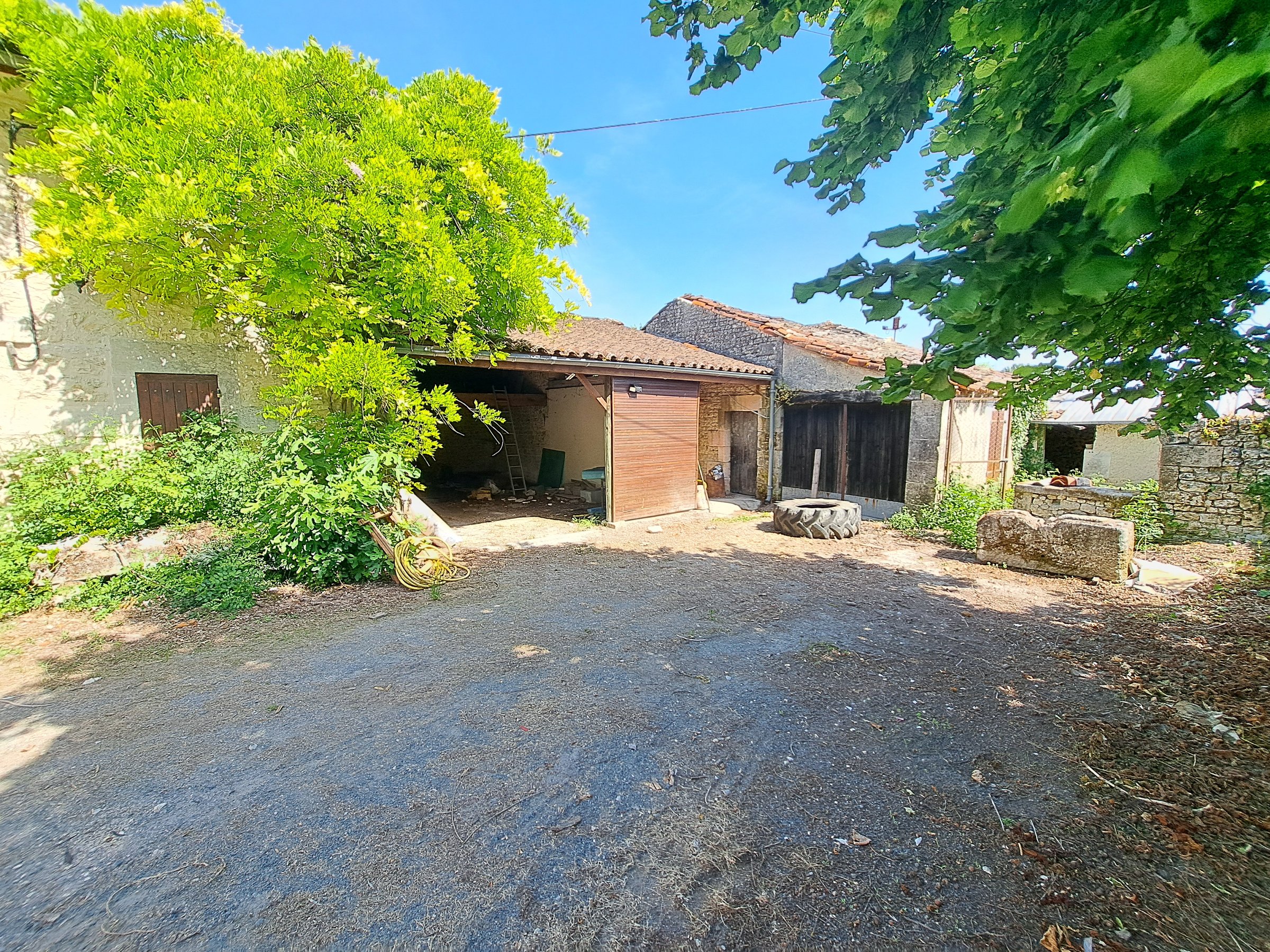 Photo 17 - Maison Charentaise avec dépendances attenantes, puits et jardin – 209 m² – 7 pièces – 2426 m²