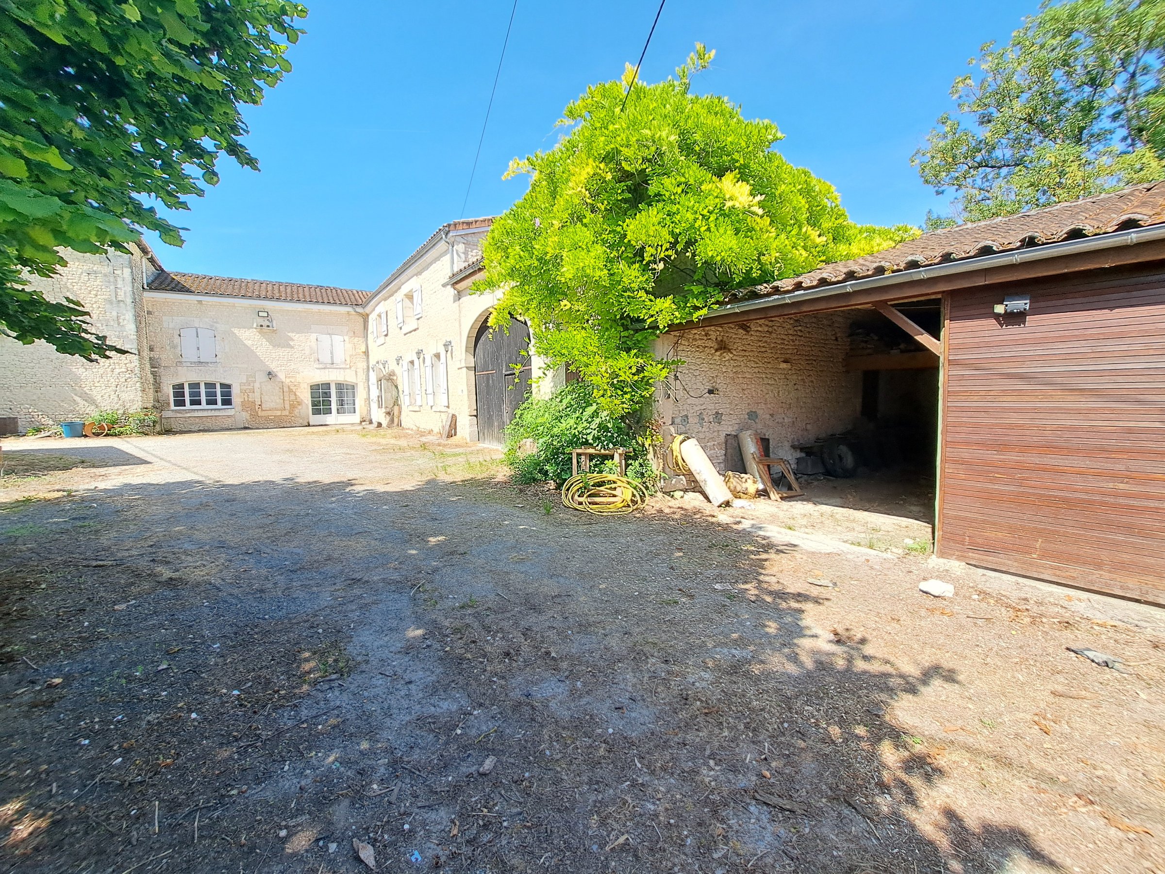 Photo 18 - Maison Charentaise avec dépendances attenantes, puits et jardin – 209 m² – 7 pièces – 2426 m²