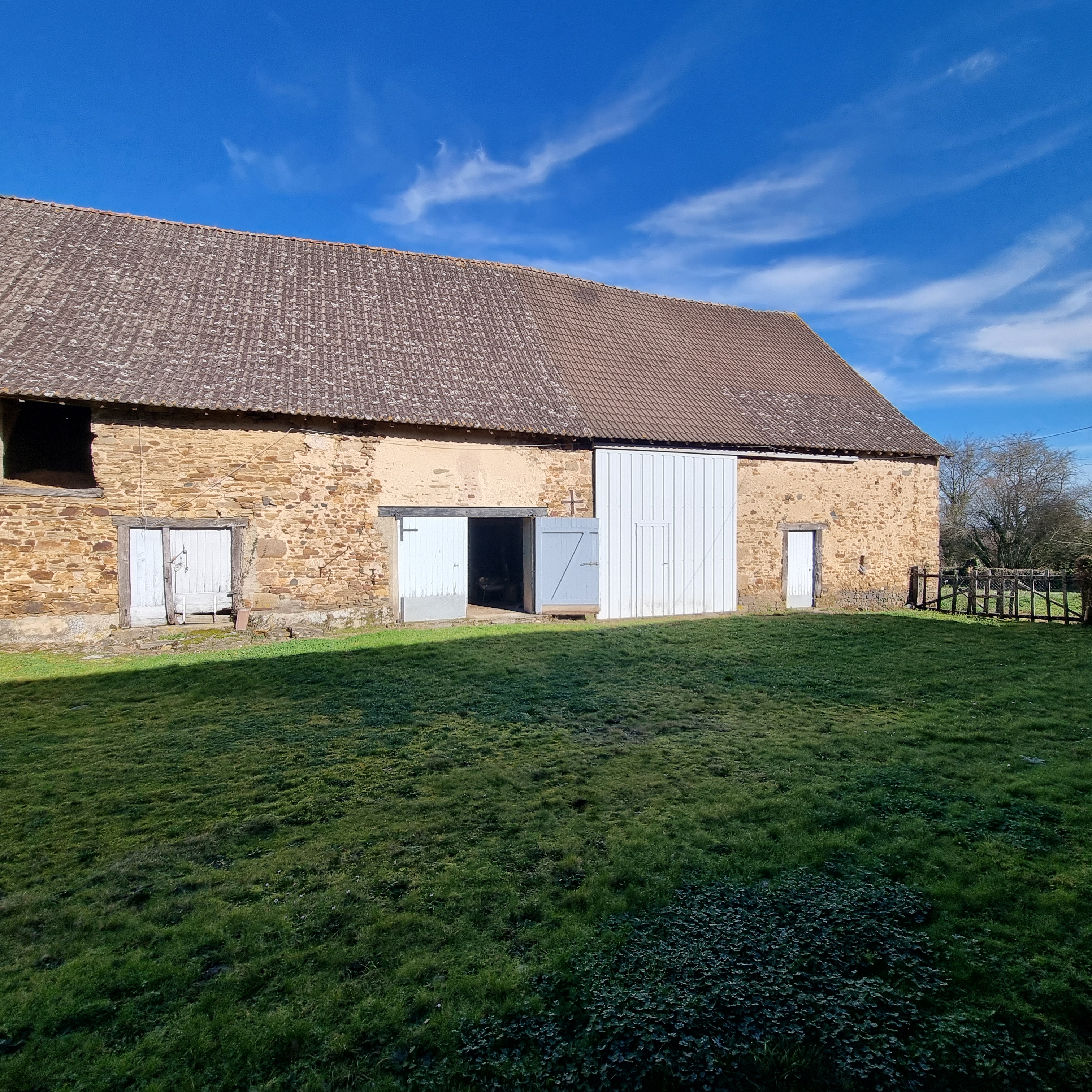 Photo 3 - Ancien corps de ferme dans petit hameau calme !