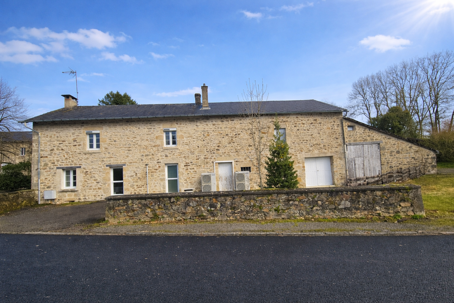 Maison avec habitation, ancien commerce et grange - Photo 2