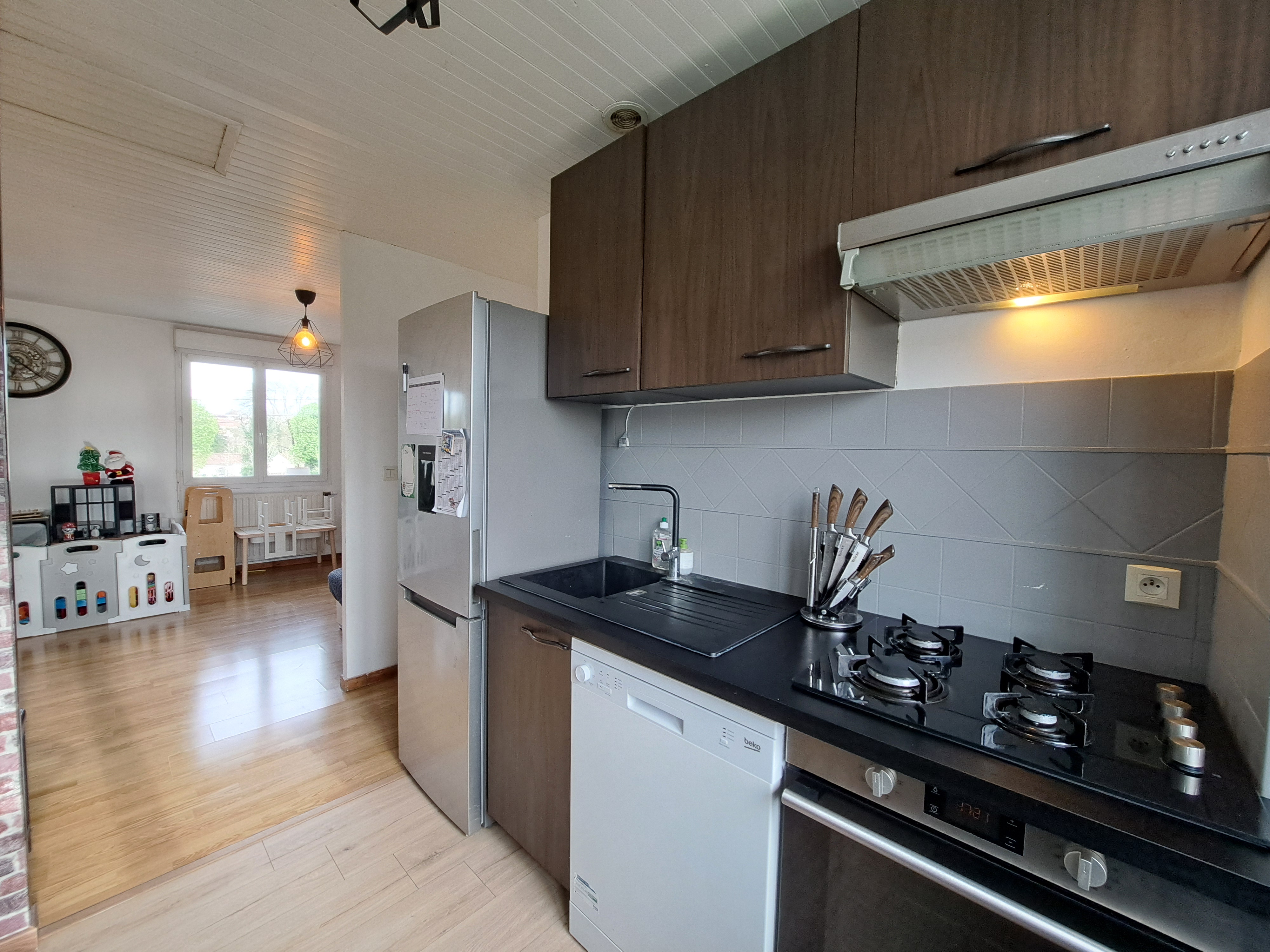 Maison sur sous-sol aménagé avec garage et jardin clos - 105 m² environ - 6 pièces - Photo 2