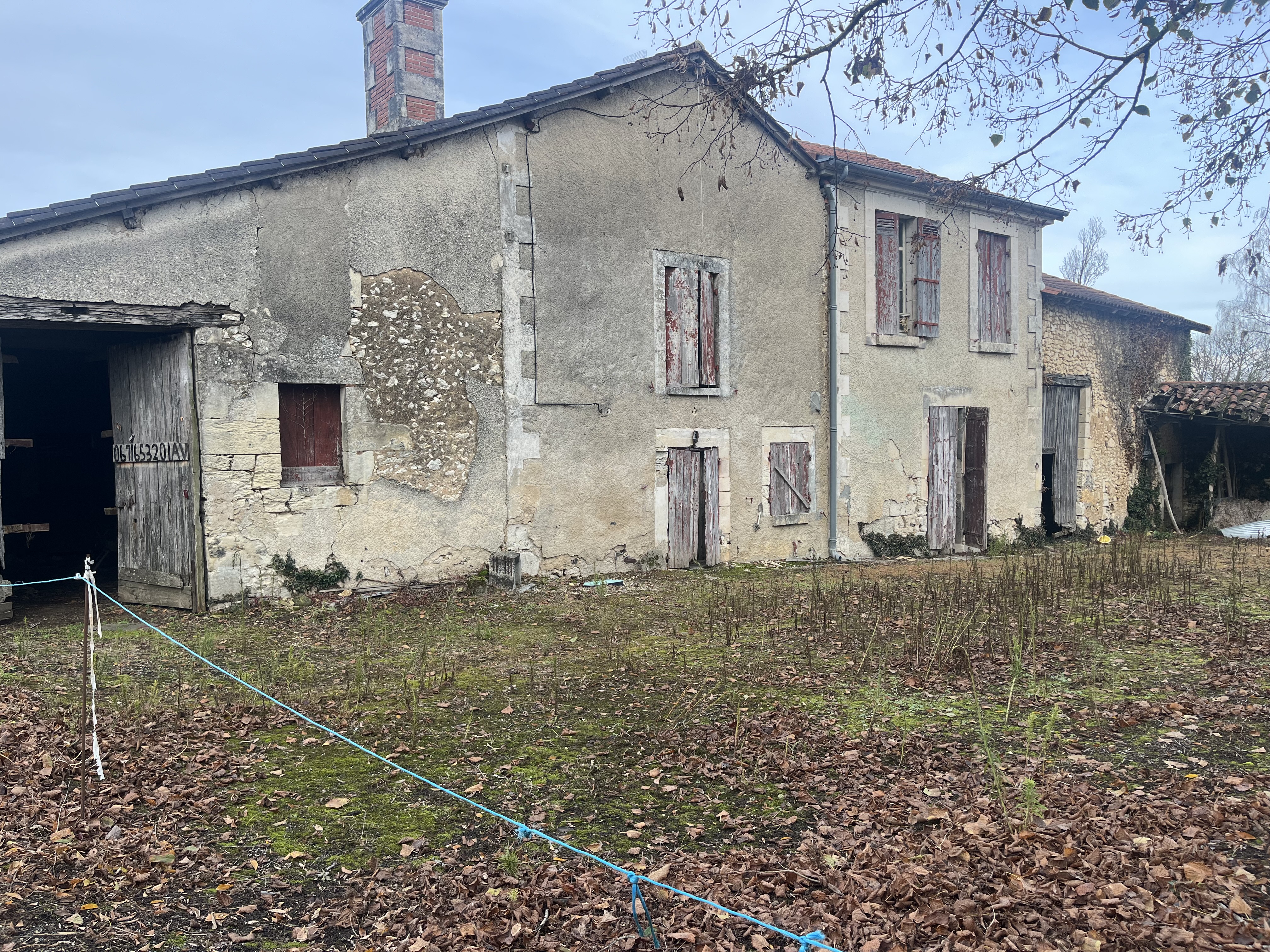 À vendre – Maison avec grange à rénover située dans un environnement calme sur la commune de Légu... - Photo 2