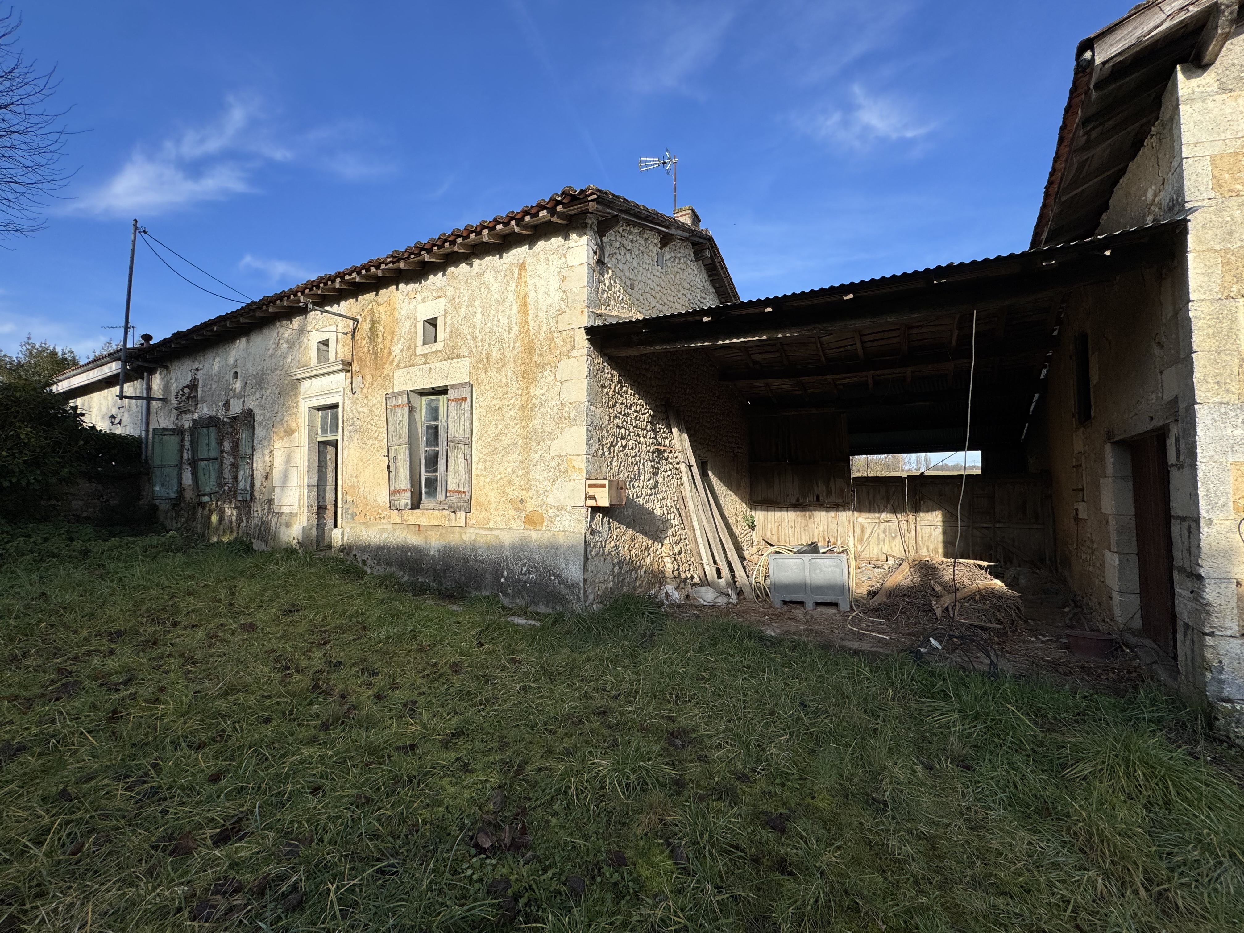 Ancienne ferme à rénover - Terrain 30,3 Hectares - Photo 2