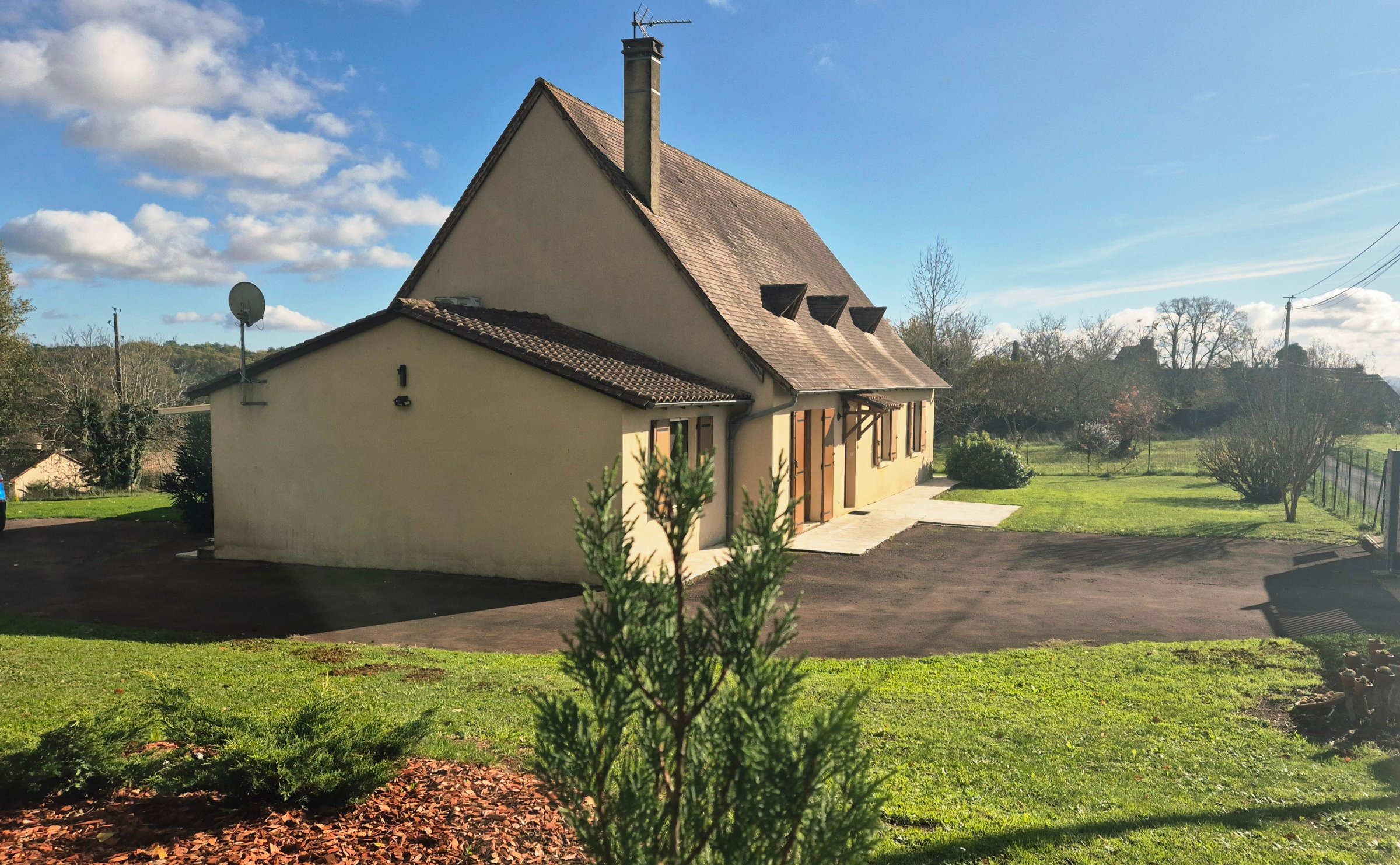 Calme et douceur de vivre en Périgord Noir : maison de plain-pied avec vue piscine et superbes pr... - Photo 3
