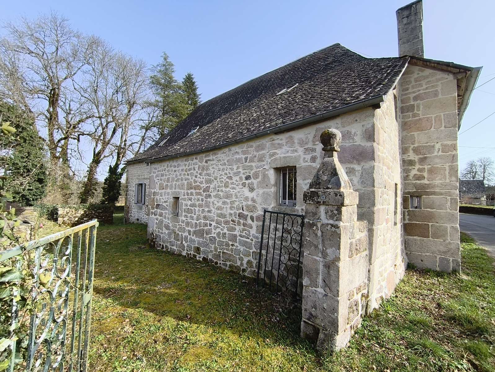 Photo 28 - CHARMANTE MAISON DE MAÎTRE DE 1803 – PIERRE ET ARDOISES – CŒUR DE VILLAGE CORRÉZIEN