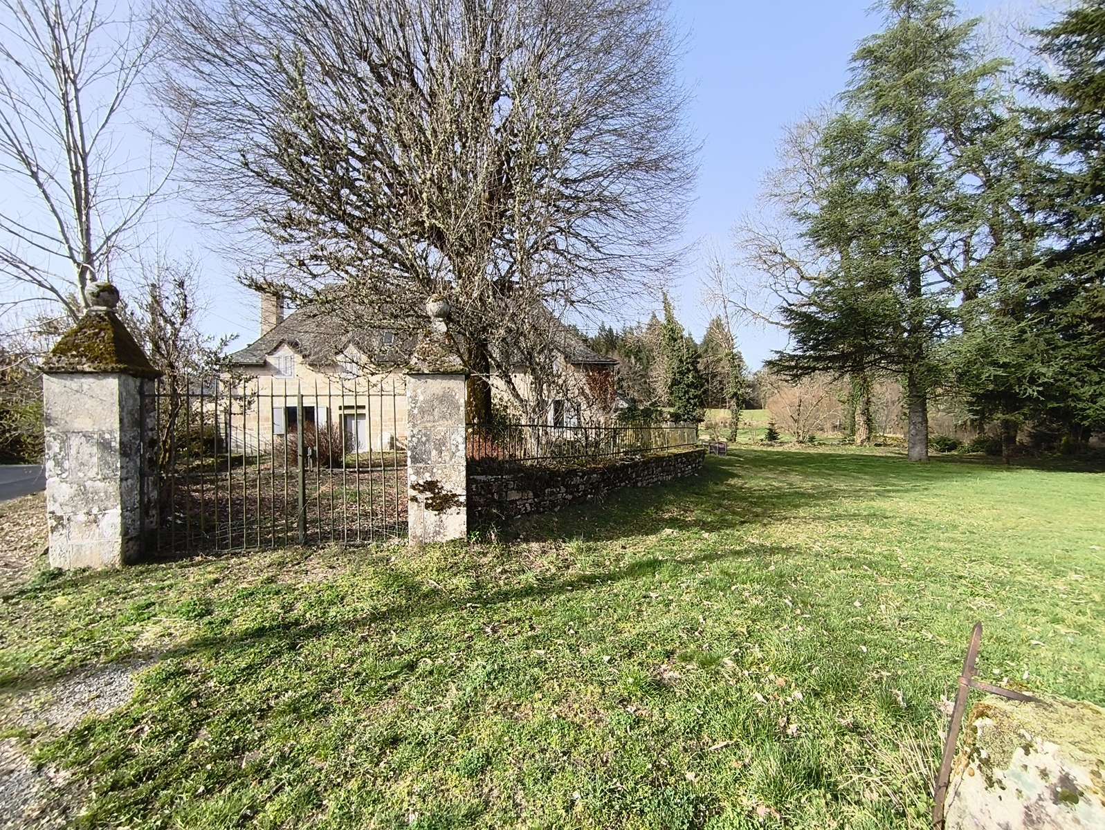 Photo 33 - CHARMANTE MAISON DE MAÎTRE DE 1803 – PIERRE ET ARDOISES – CŒUR DE VILLAGE CORRÉZIEN
