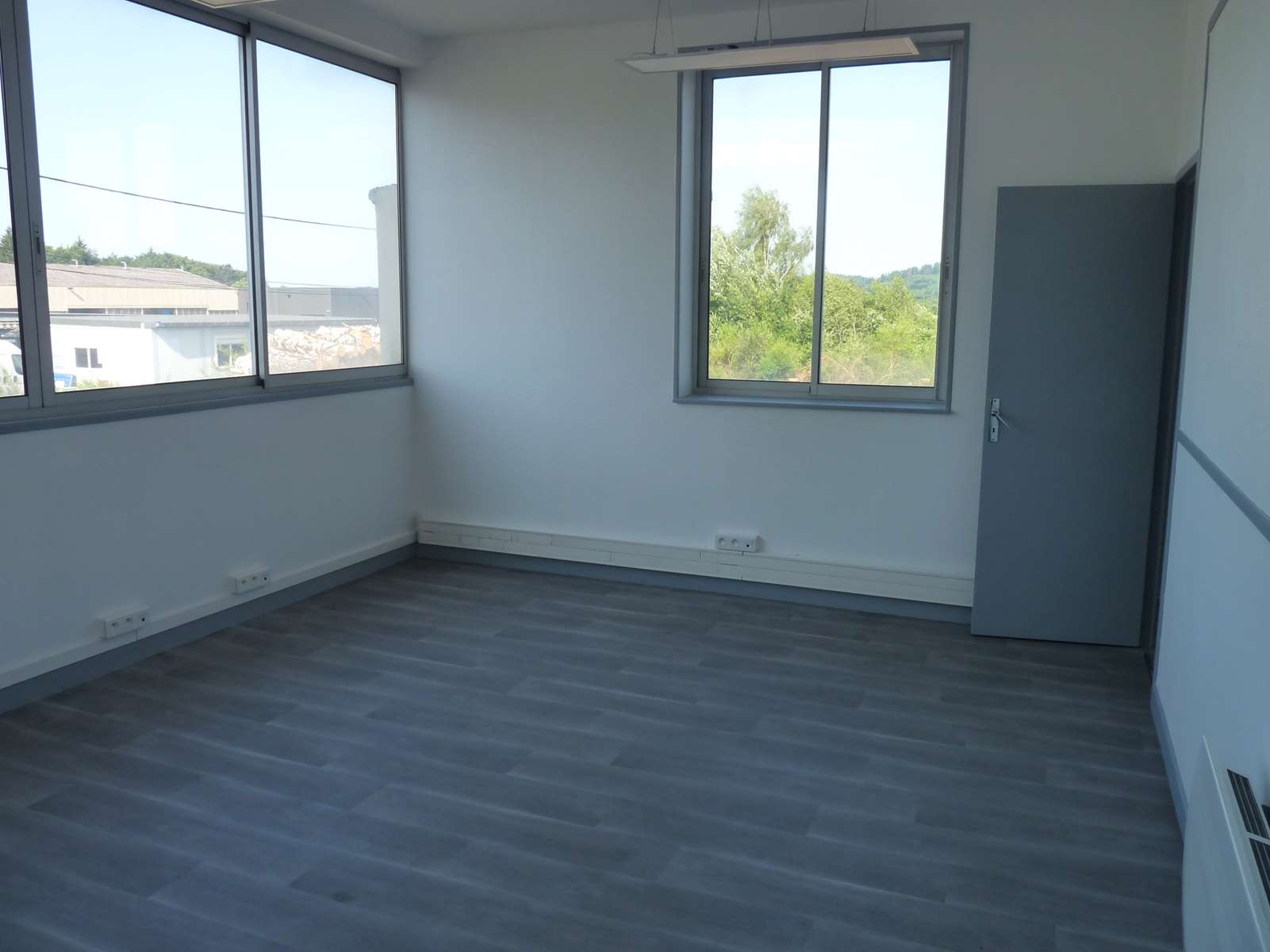 BATIMENT COMMERCIAL D'ENVIRON 2500 M² SURFACE DE VENTE, BUREAUX, SALLE DE REUNIONS, 11000 M² DE T... - Photo 2