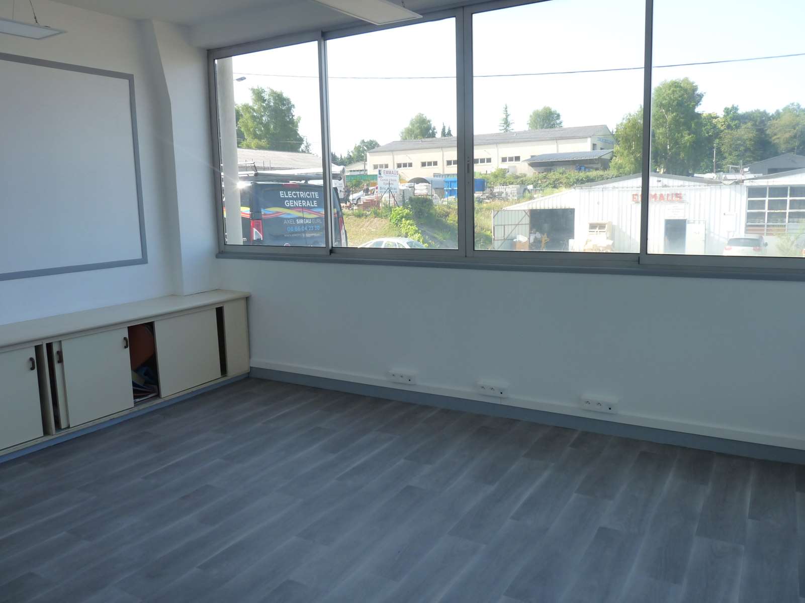 BATIMENT COMMERCIAL D'ENVIRON 2500 M² SURFACE DE VENTE, BUREAUX, SALLE DE REUNIONS, 11000 M² DE T... - Photo 3