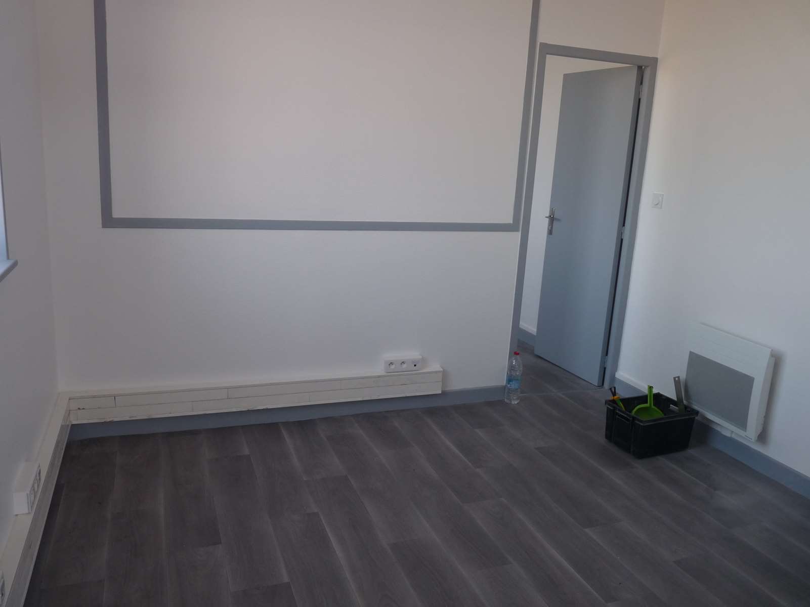Photo 4 - BATIMENT COMMERCIAL D&rsquo;ENVIRON 2500 M² SURFACE DE VENTE, BUREAUX, SALLE DE REUNIONS, 11000 M² DE TERRAINS 19300