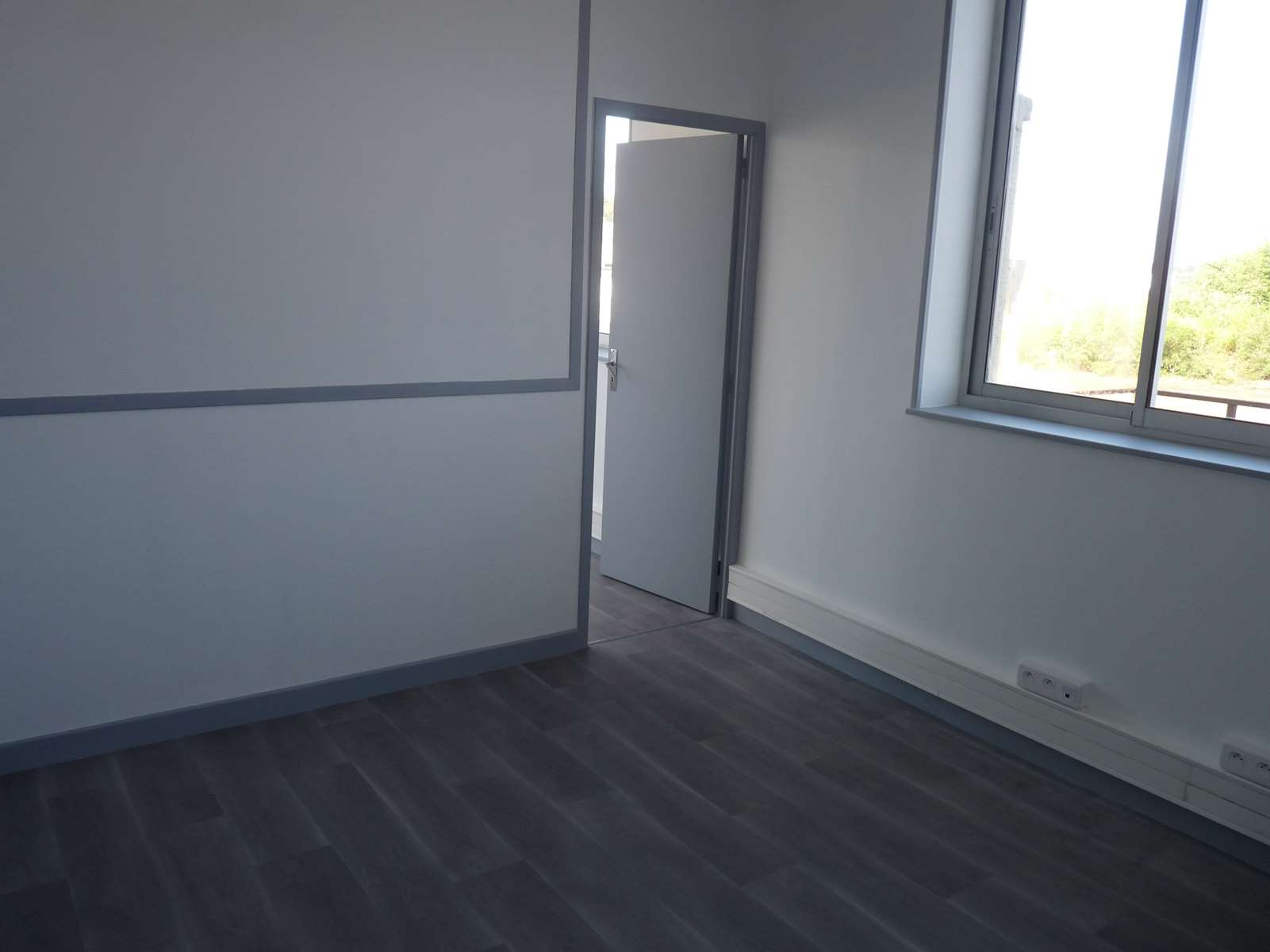 Photo 5 - BATIMENT COMMERCIAL D&rsquo;ENVIRON 2500 M² SURFACE DE VENTE, BUREAUX, SALLE DE REUNIONS, 11000 M² DE TERRAINS 19300