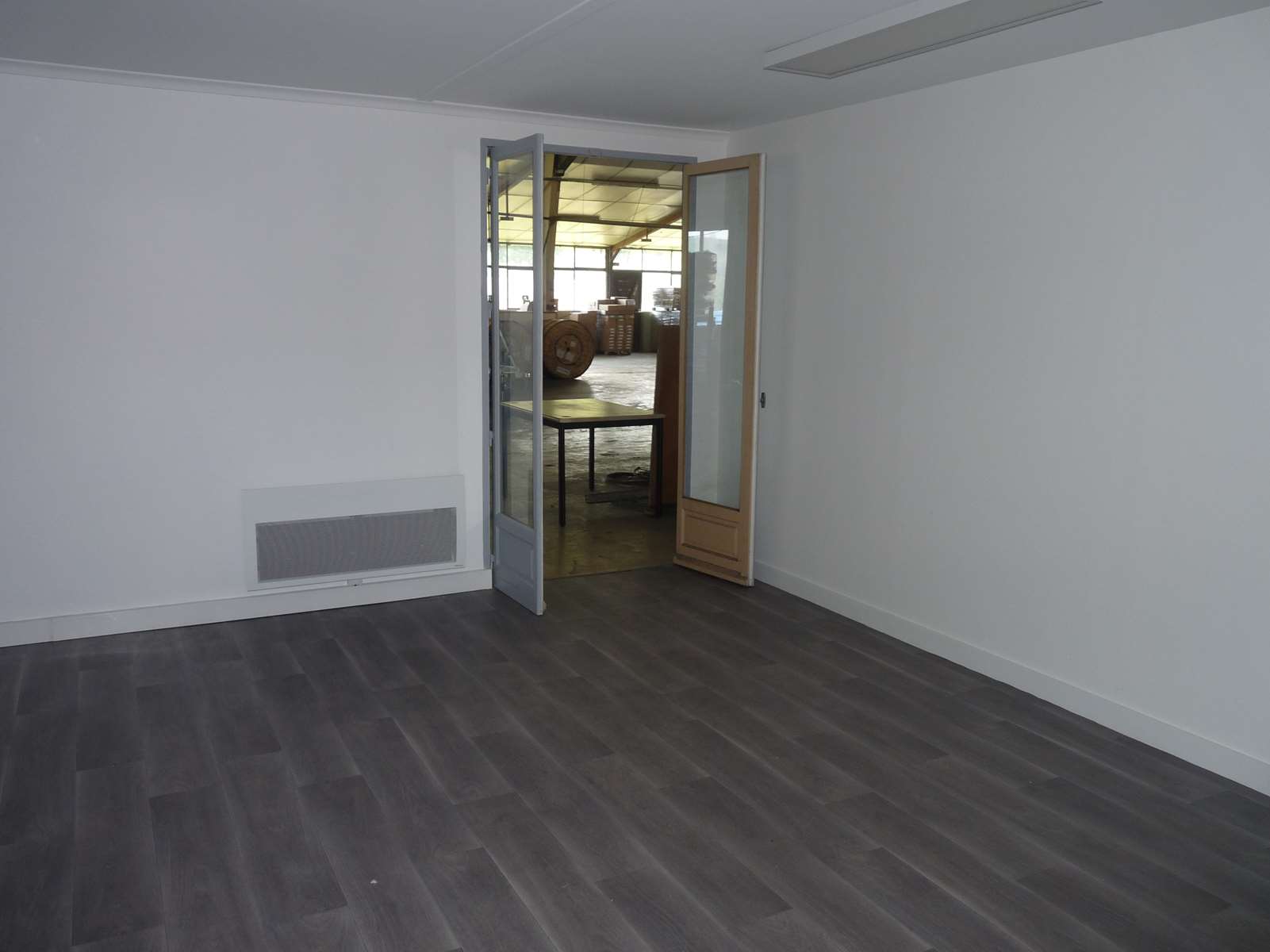 Photo 6 - BATIMENT COMMERCIAL D&rsquo;ENVIRON 2500 M² SURFACE DE VENTE, BUREAUX, SALLE DE REUNIONS, 11000 M² DE TERRAINS 19300