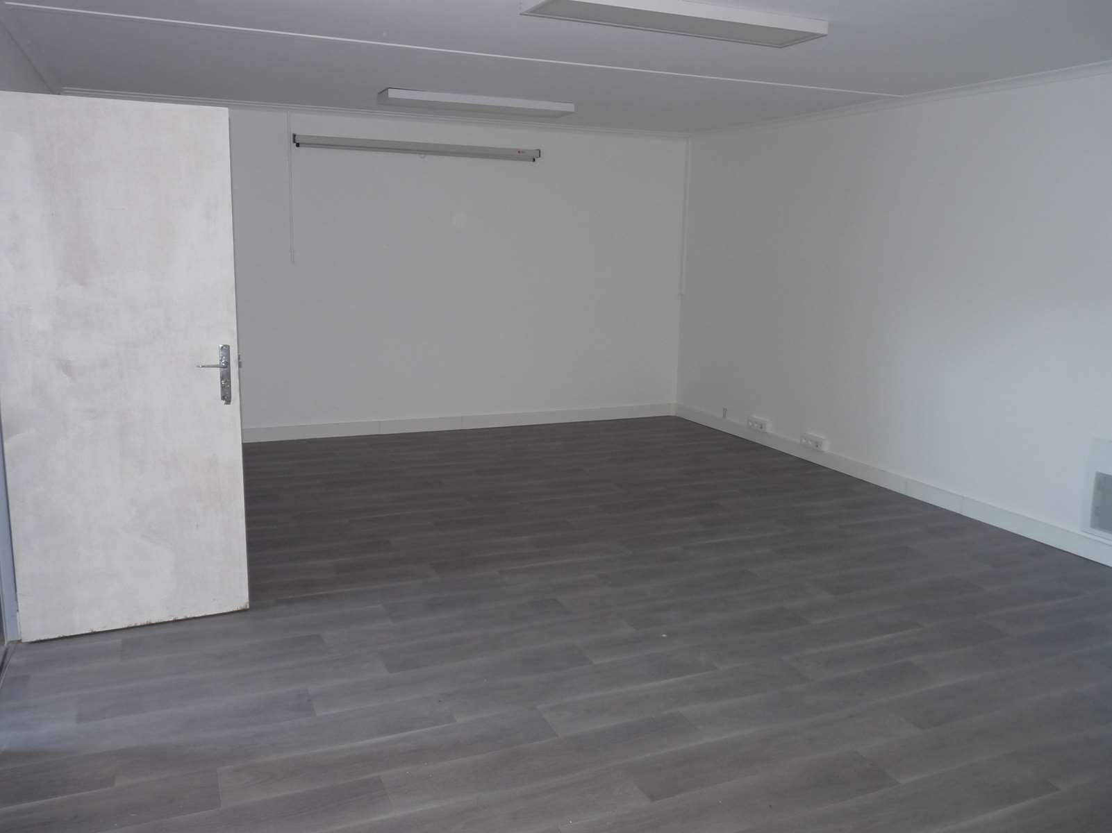 Photo 7 - BATIMENT COMMERCIAL D&rsquo;ENVIRON 2500 M² SURFACE DE VENTE, BUREAUX, SALLE DE REUNIONS, 11000 M² DE TERRAINS 19300
