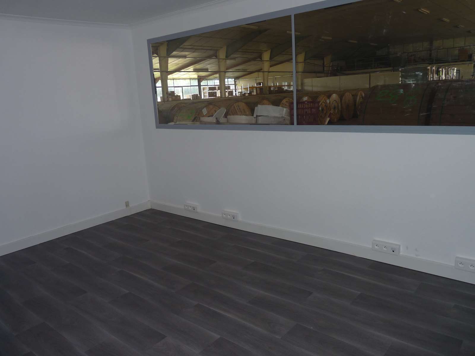 Photo 8 - BATIMENT COMMERCIAL D&rsquo;ENVIRON 2500 M² SURFACE DE VENTE, BUREAUX, SALLE DE REUNIONS, 11000 M² DE TERRAINS 19300