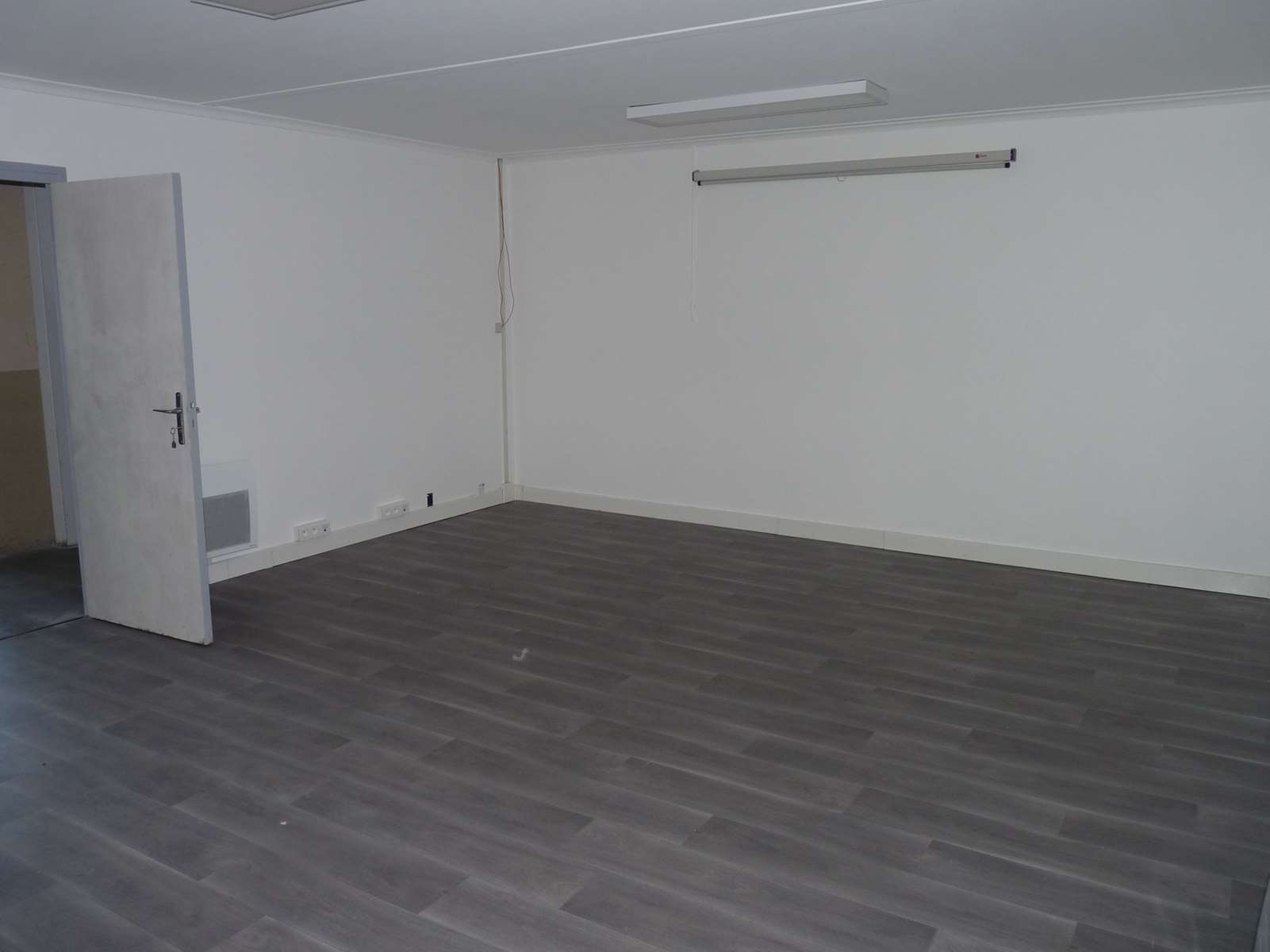 Photo 9 - BATIMENT COMMERCIAL D&rsquo;ENVIRON 2500 M² SURFACE DE VENTE, BUREAUX, SALLE DE REUNIONS, 11000 M² DE TERRAINS 19300
