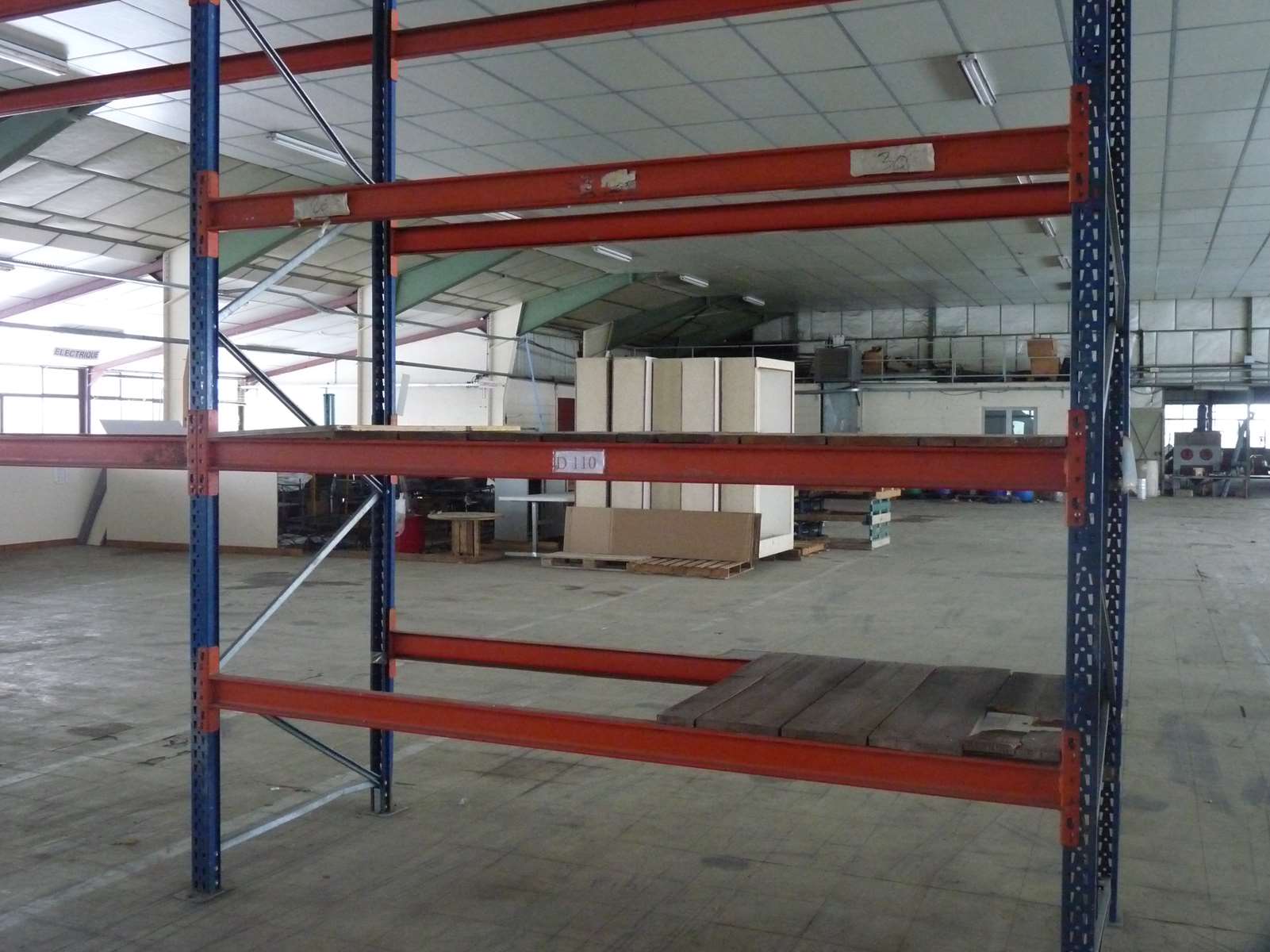 Photo 13 - BATIMENT COMMERCIAL D&rsquo;ENVIRON 2500 M² SURFACE DE VENTE, BUREAUX, SALLE DE REUNIONS, 11000 M² DE TERRAINS 19300