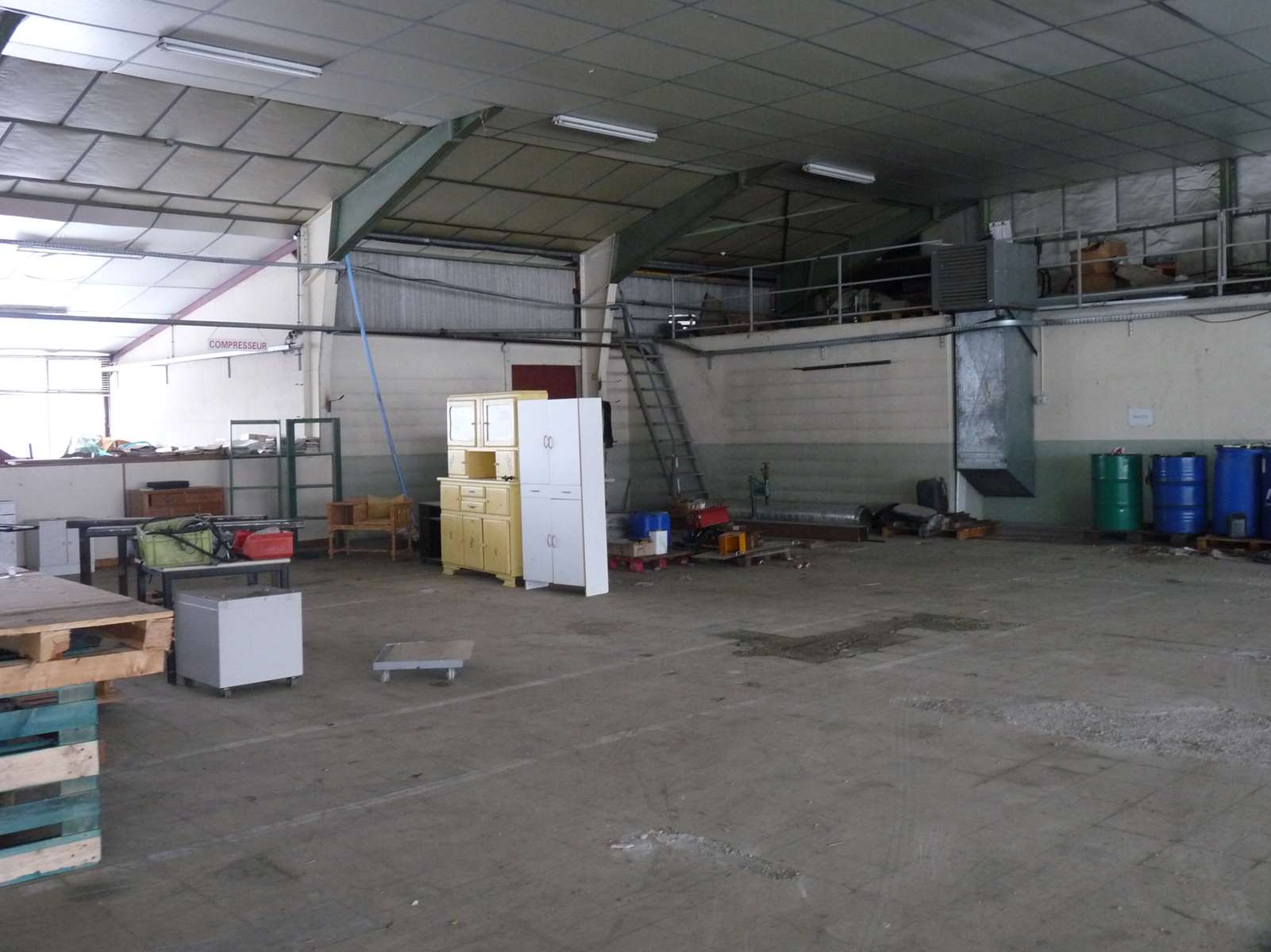 Photo 15 - BATIMENT COMMERCIAL D&rsquo;ENVIRON 2500 M² SURFACE DE VENTE, BUREAUX, SALLE DE REUNIONS, 11000 M² DE TERRAINS 19300