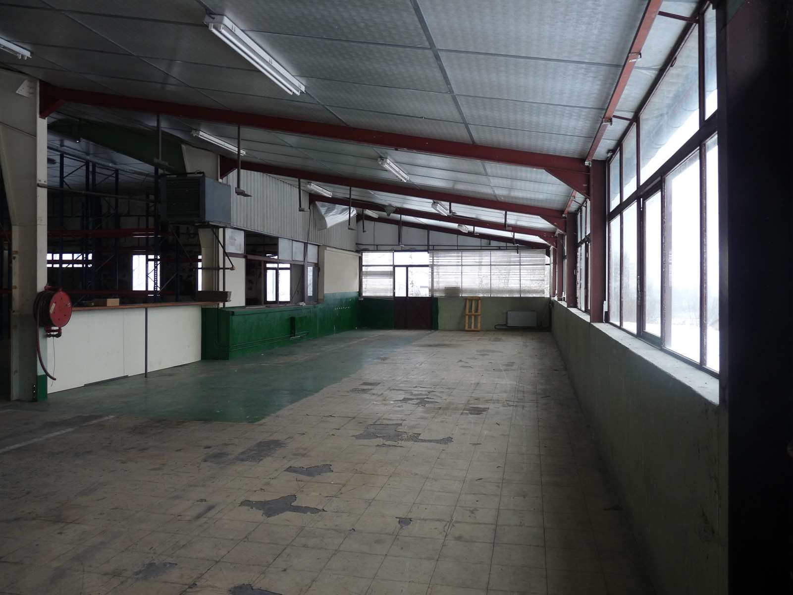 Photo 17 - BATIMENT COMMERCIAL D&rsquo;ENVIRON 2500 M² SURFACE DE VENTE, BUREAUX, SALLE DE REUNIONS, 11000 M² DE TERRAINS 19300