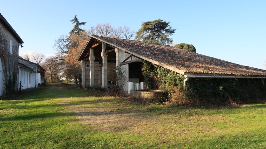 Propriété avec maison bourgeoise et dépendances sur terrain de plus de 10 hectares - Photo 2