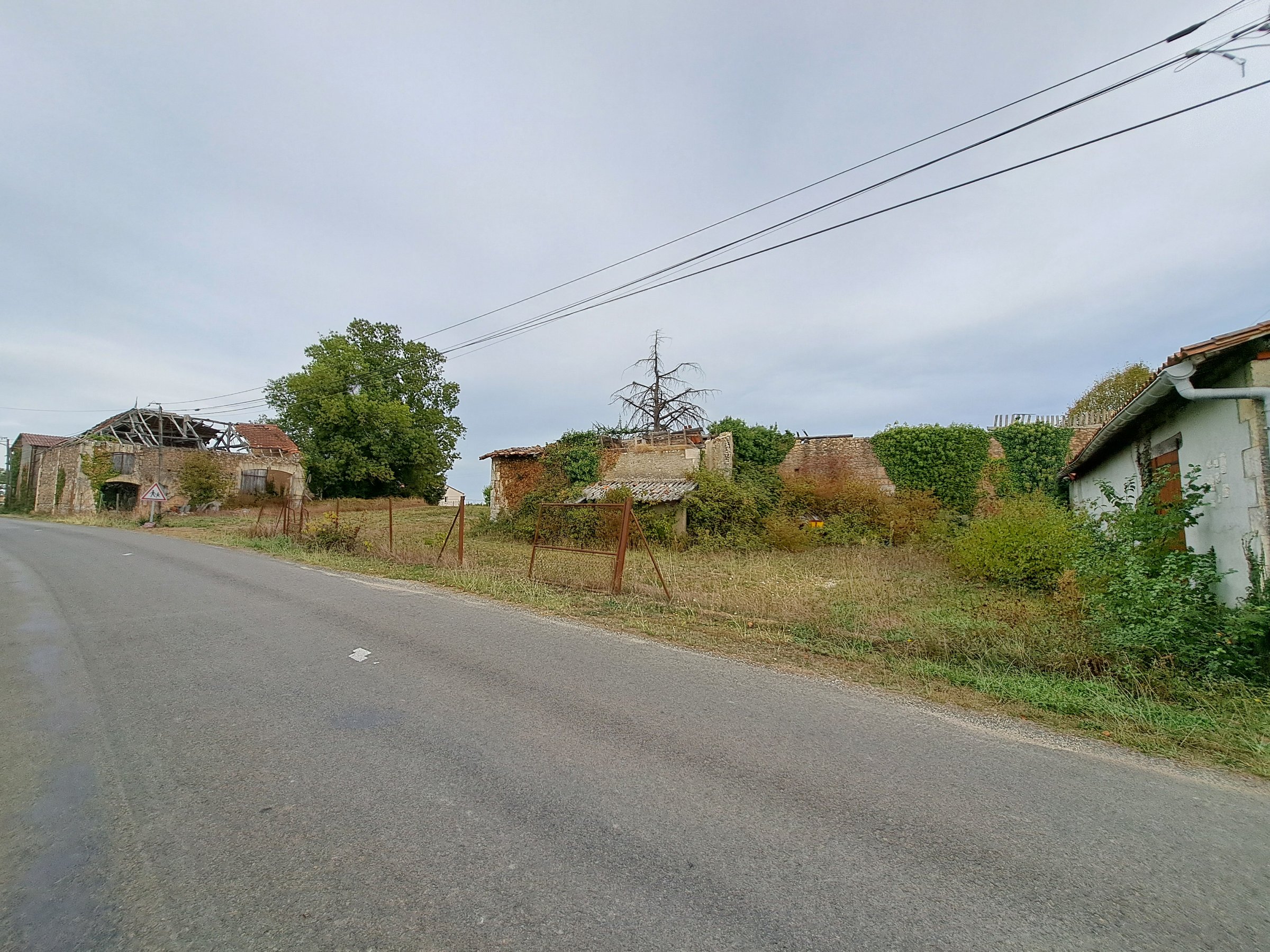Photo 8 - Terrain constructible – 5642 m² – divers bâtiments à réhabiliter